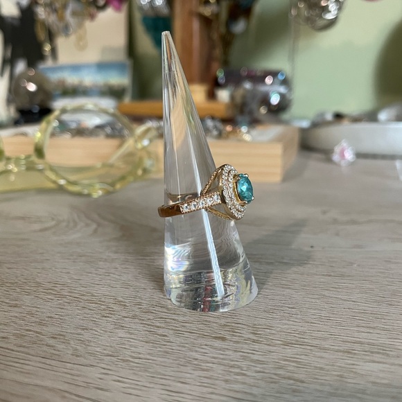 • Stunning Topaz Ring • - Picture 4 of 11